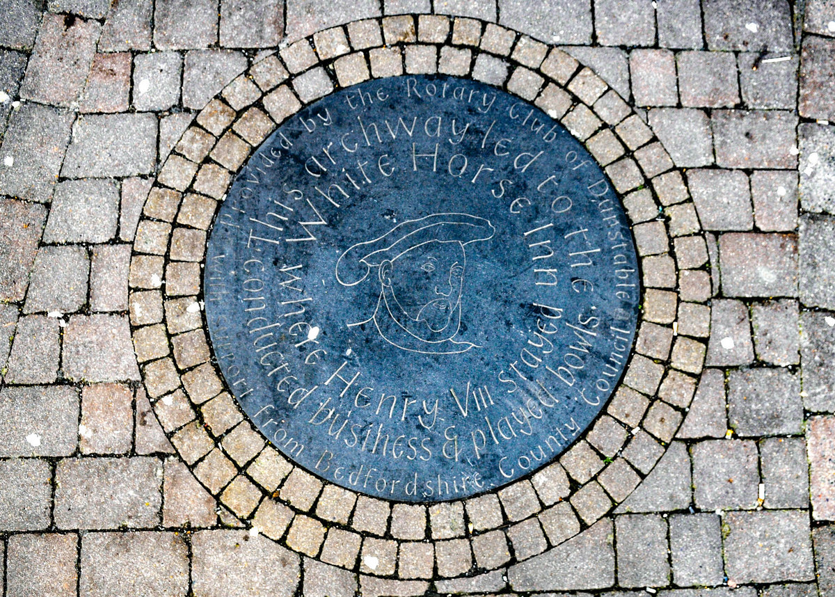 A Plaque of Henry VIII under the archway leading to the White Horse Inn Dunstable